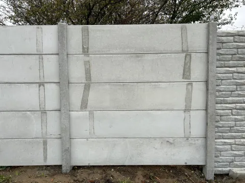 Betónový plot, detail dosiek a stĺpikov
