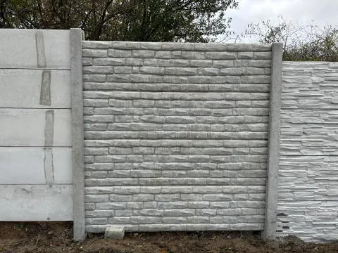 Betónový plot, detail dosiek a stĺpikov