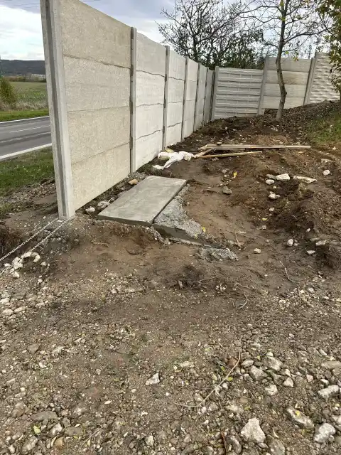 Oplotený pozemok betónovým plotom