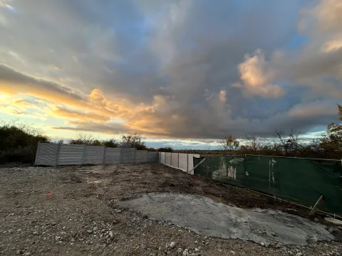 Oplotený pozemok betónovým plotom