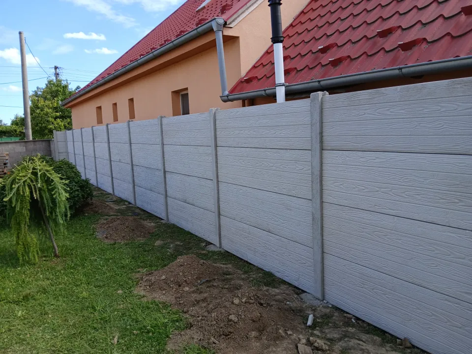 Betónový plot pri rodinnom dome