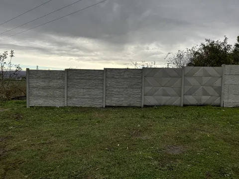 Oplotenie pozemku betónovým plotom