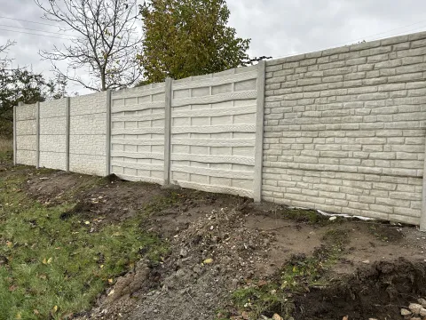 Oplotenie pozemku betónovým plotom